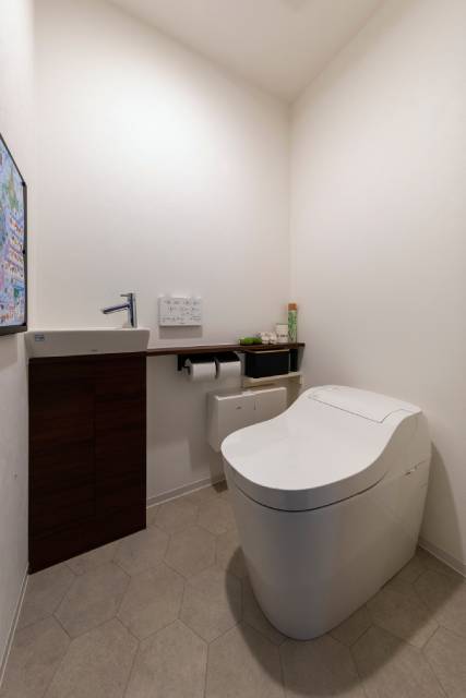 コストを抑えつつも印象的なトイレ空間